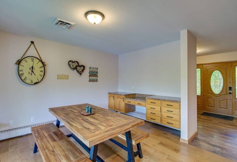 Charming Clintonville Retreat   Relax & Kayak!