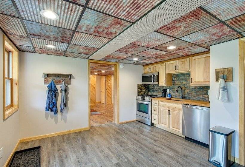 Charming Clintonville Retreat   Relax & Kayak!