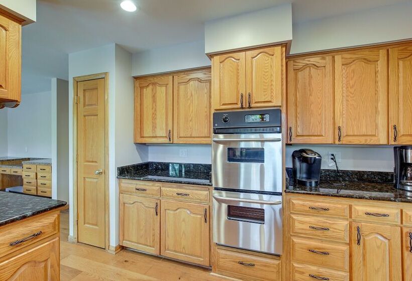 Charming Clintonville Retreat   Relax & Kayak!