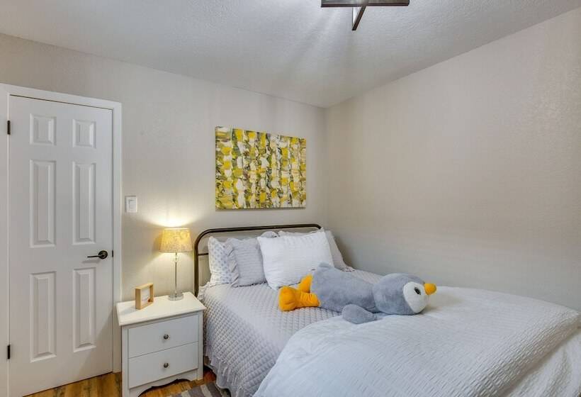 Charming Granbury Cottage Retreat W/ Private Patio