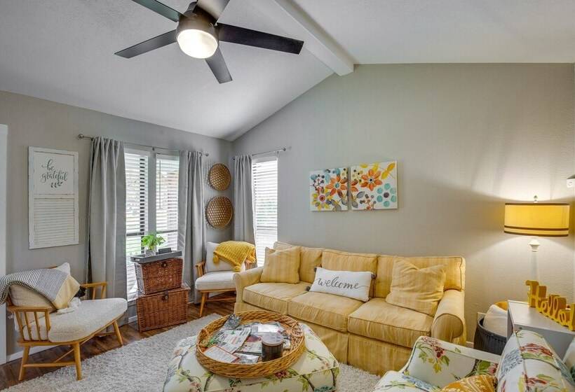Charming Granbury Cottage Retreat W/ Private Patio