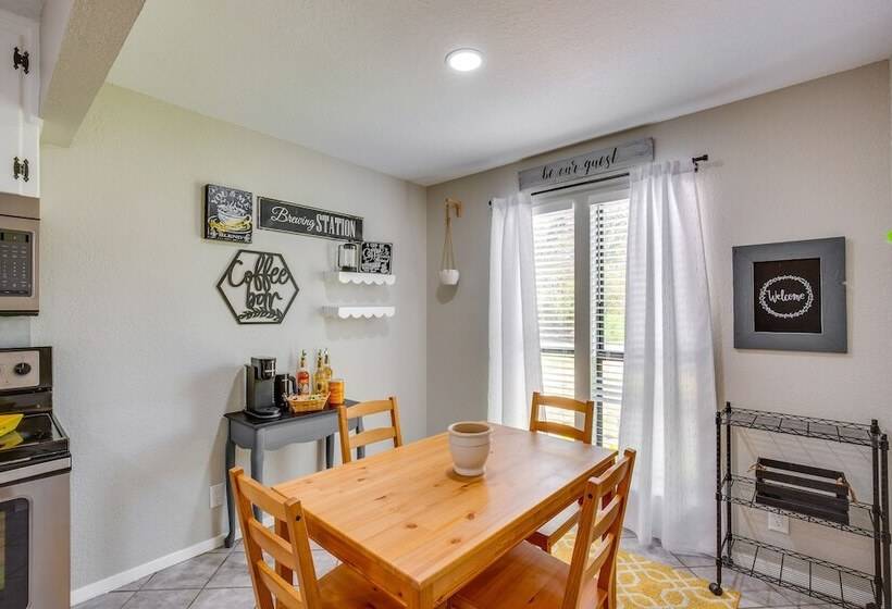 Charming Granbury Cottage Retreat W/ Private Patio