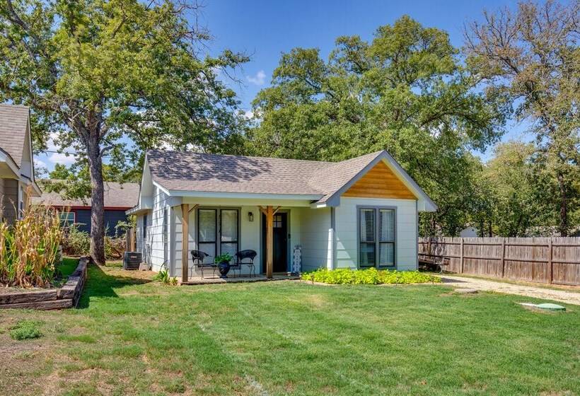 Charming Granbury Cottage Retreat W/ Private Patio