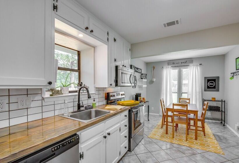 Charming Granbury Cottage Retreat W/ Private Patio