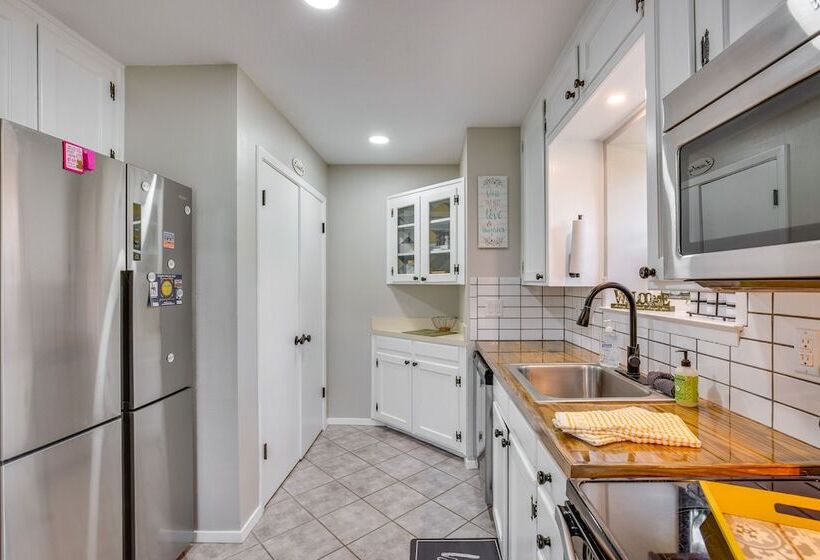 Charming Granbury Cottage Retreat W/ Private Patio