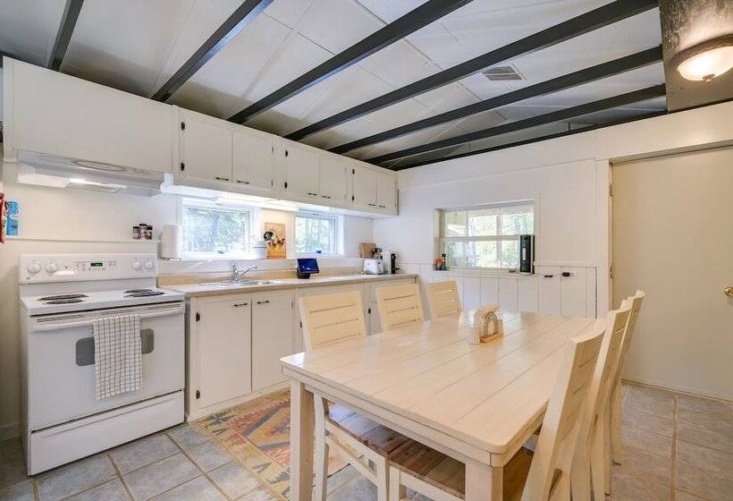 Charming Great Cacapon Cabin W/ Screened In Porch!