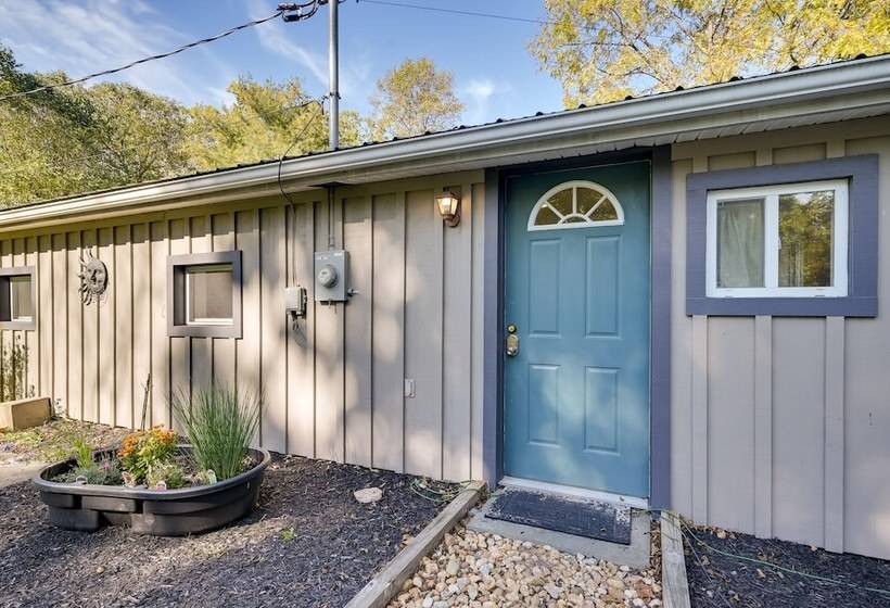 Charming Great Cacapon Cabin W/ Screened In Porch!