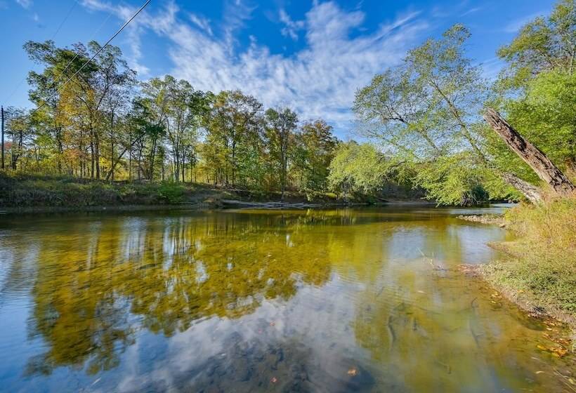 Charming Great Cacapon Cabin W/ Screened In Porch!