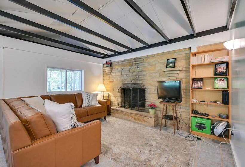 Charming Great Cacapon Cabin W/ Screened In Porch!