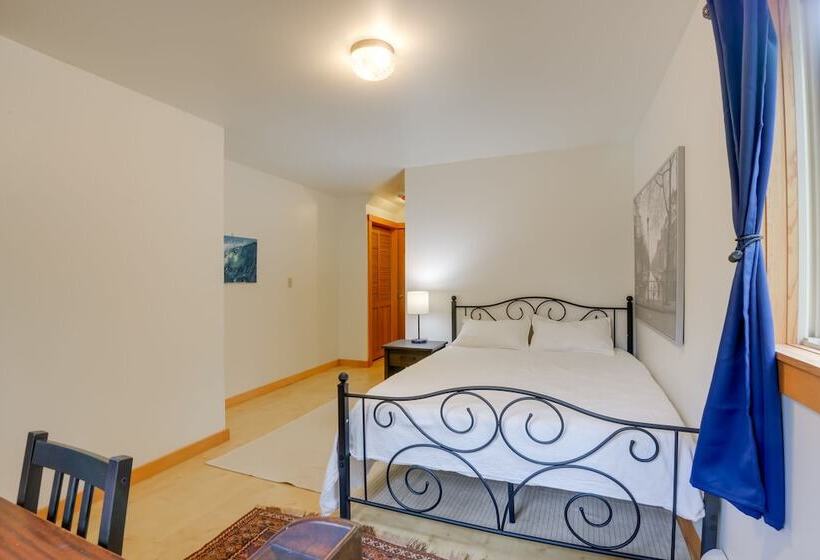 Charming Putney Home: Porch, Grill & Hiking Trails