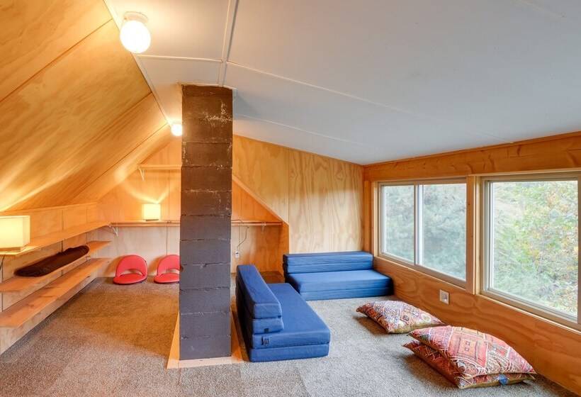 Charming Putney Home: Porch, Grill & Hiking Trails