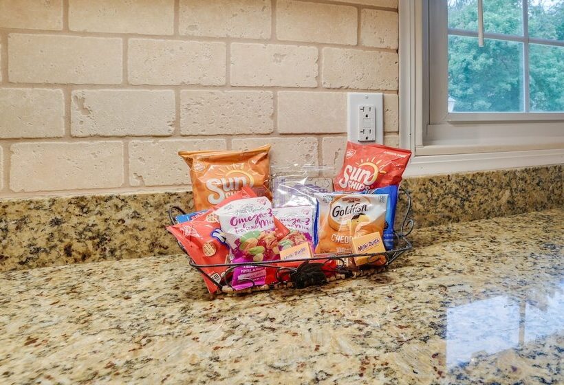 Roscommon Cottage Walk To Higgins Lake!