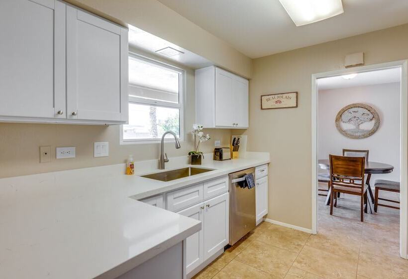 Charming Tempe Home W/ Pool & Putting Green!