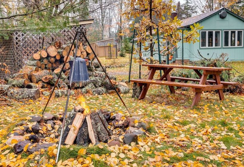 Charming Watersmeet Cabin W/ Dock On Kitty Island!