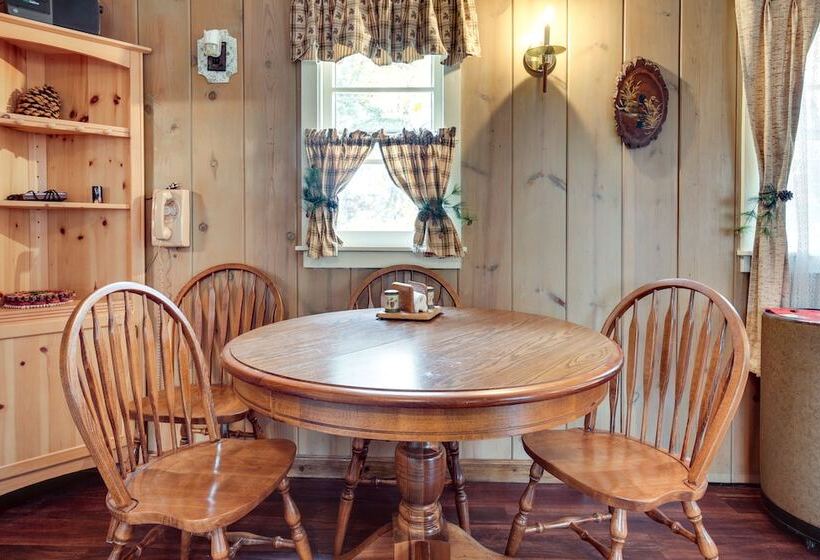 Charming Watersmeet Cabin W/ Dock On Kitty Island!