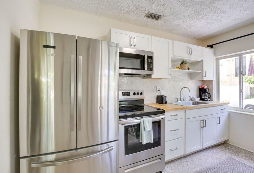 Walk To Ocean: Chic Deerfield Beach Cottage!