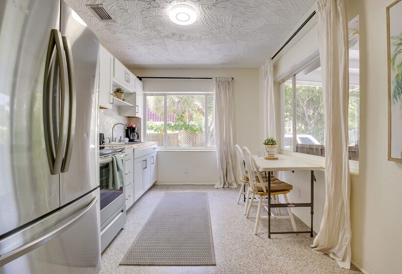 Walk To Ocean: Chic Deerfield Beach Cottage!