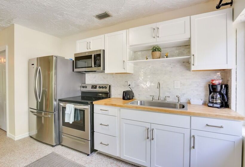 Walk To Ocean: Chic Deerfield Beach Cottage!