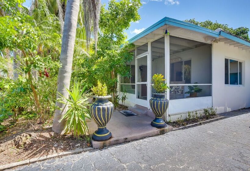 Walk To Ocean: Chic Deerfield Beach Cottage!