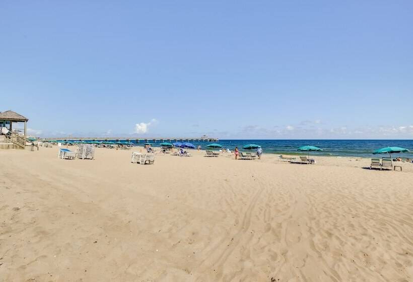 Walk To Ocean: Chic Deerfield Beach Cottage!