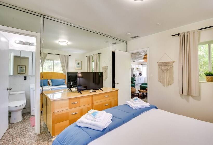 Walk To Ocean: Chic Deerfield Beach Cottage!