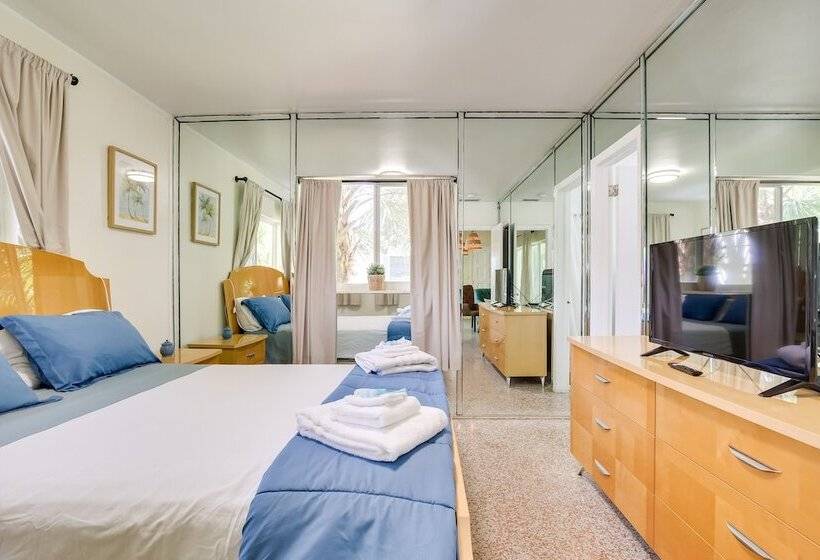 Walk To Ocean: Chic Deerfield Beach Cottage!