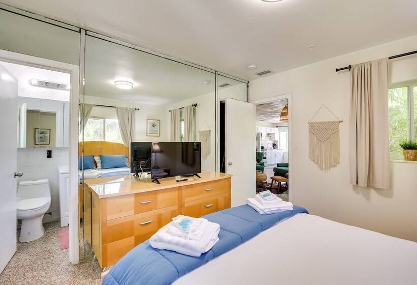 Walk To Ocean: Chic Deerfield Beach Cottage!