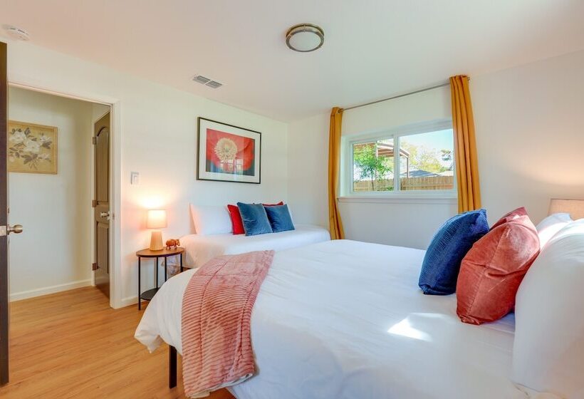 Chic Johnson City Home W/ Yard & Fire Pit!