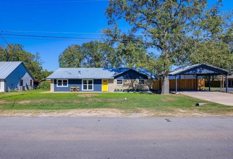 Chic Johnson City Home W/ Yard & Fire Pit!