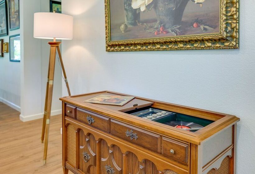 Chic Johnson City Home W/ Yard & Fire Pit!