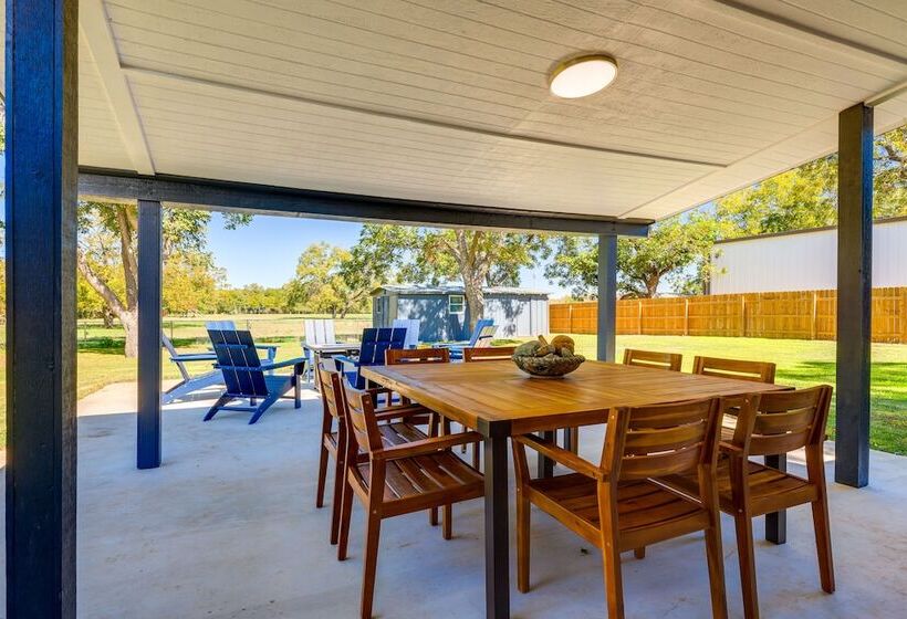 Chic Johnson City Home W/ Yard & Fire Pit!