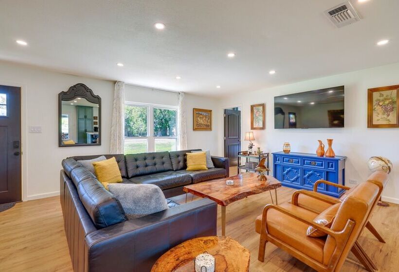 Chic Johnson City Home W/ Yard & Fire Pit!