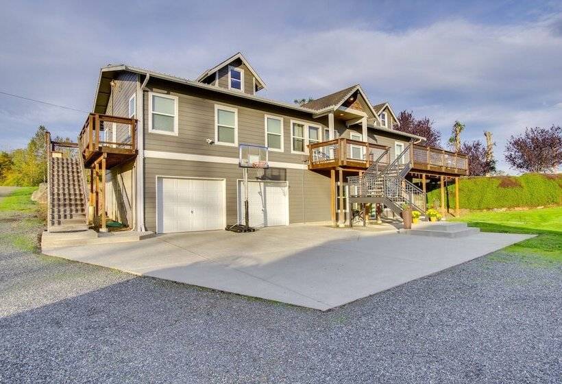 Chic & Modern Snohomish Hideaway On A Working Farm