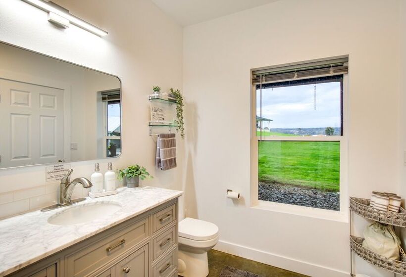 Chic & Modern Snohomish Hideaway On A Working Farm