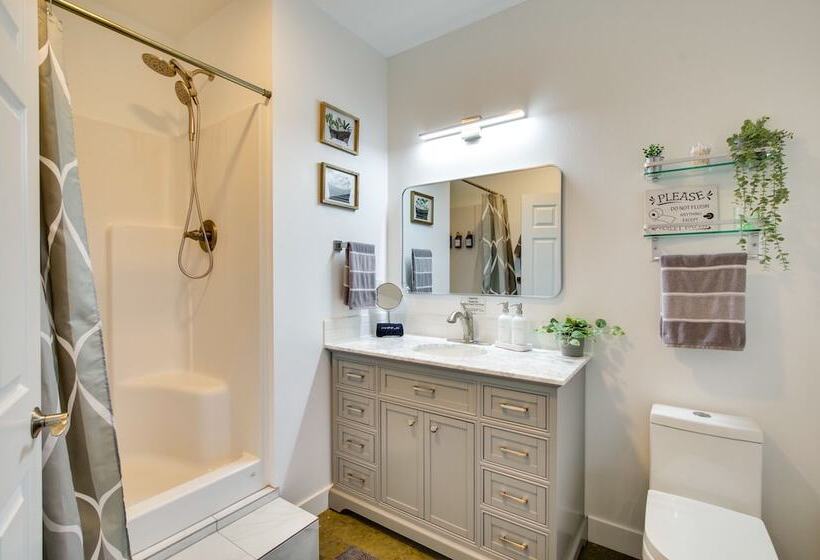 Chic & Modern Snohomish Hideaway On A Working Farm