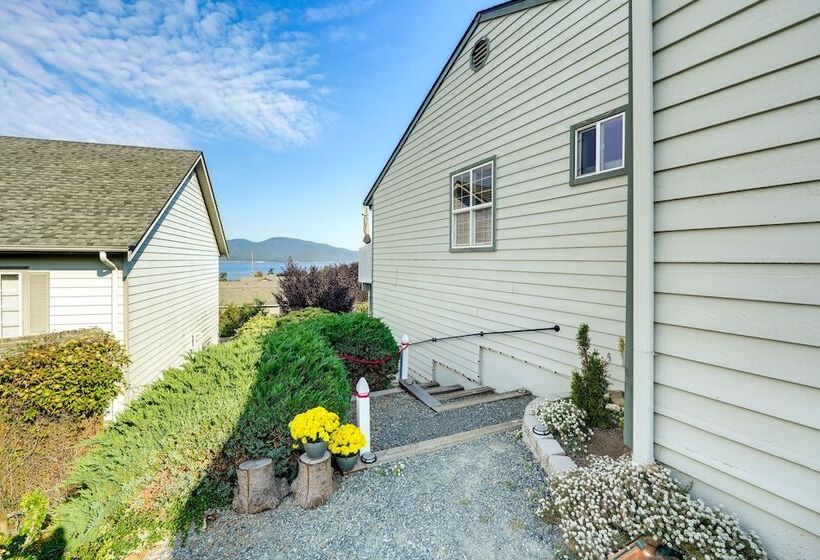 Coastal Haven W/ Hot Tub & San Juan Island Views