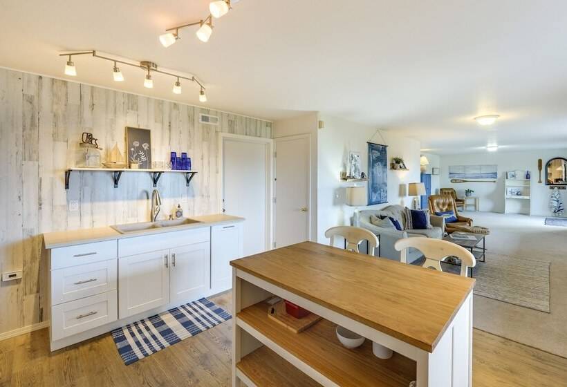 Coastal Haven W/ Hot Tub & San Juan Island Views