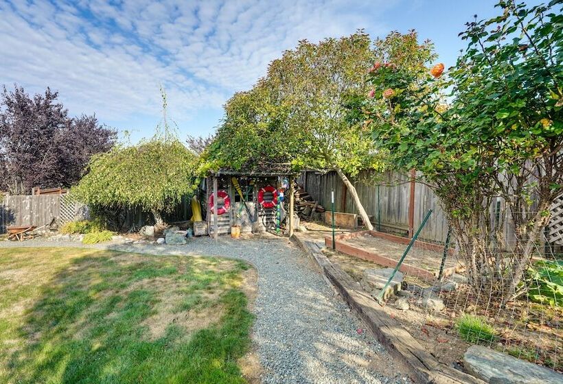 Coastal Haven W/ Hot Tub & San Juan Island Views