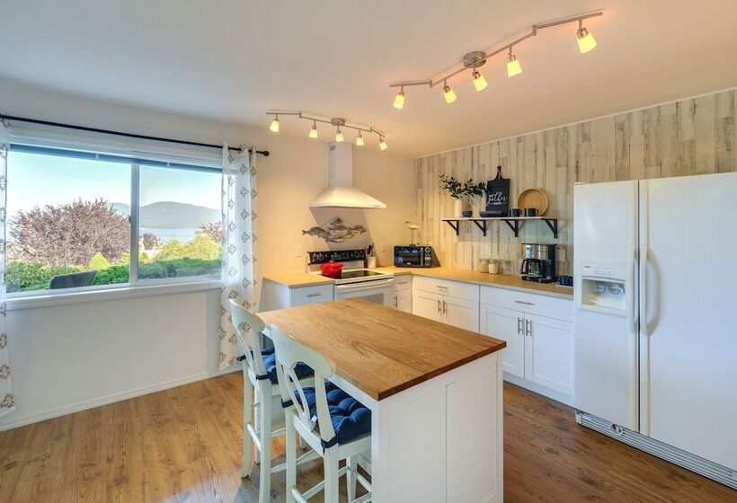 Coastal Haven W/ Hot Tub & San Juan Island Views