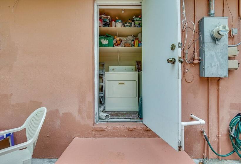 4 Mi To Beach: Hollywood Home W/ Patios!