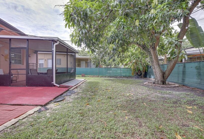 4 Mi To Beach: Hollywood Home W/ Patios!