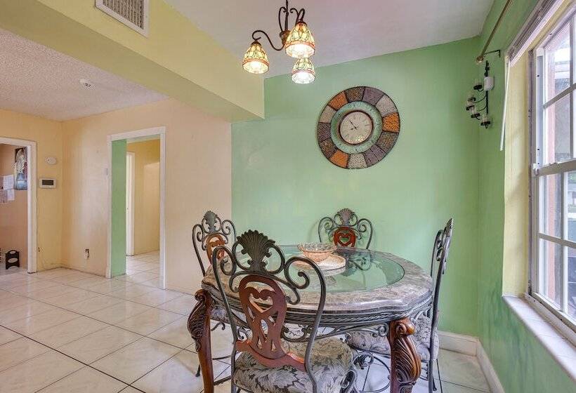 4 Mi To Beach: Hollywood Home W/ Patios!