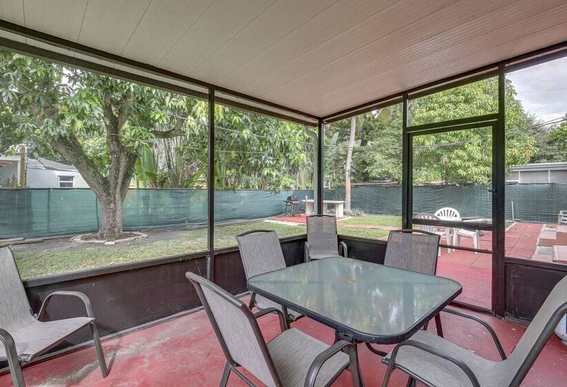 4 Mi To Beach: Hollywood Home W/ Patios!