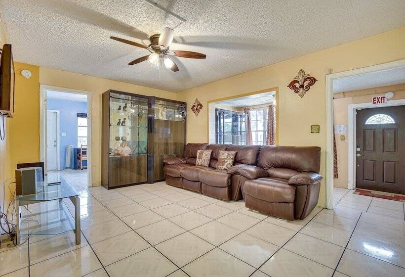 4 Mi To Beach: Hollywood Home W/ Patios!