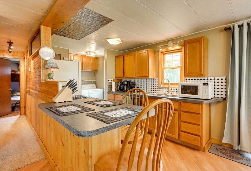 Cozy Bay City Abode W/ Deck & Fire Pit, Near Lakes