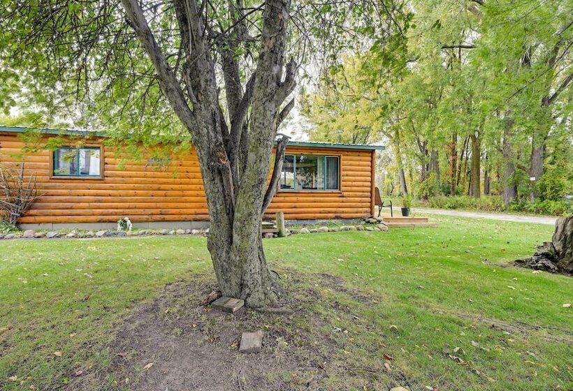 Cozy Bay City Abode W/ Deck & Fire Pit, Near Lakes