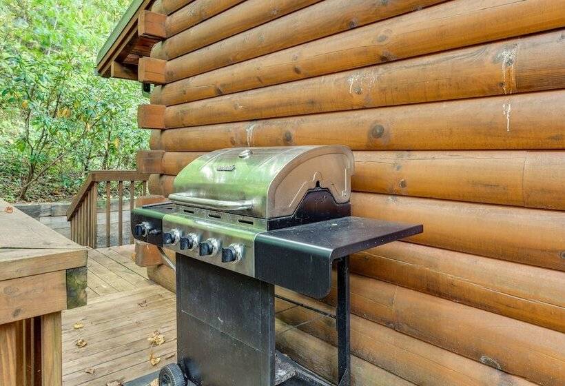Cozy North Carolina Cabin W/ Hot Tub & Fire Pit!