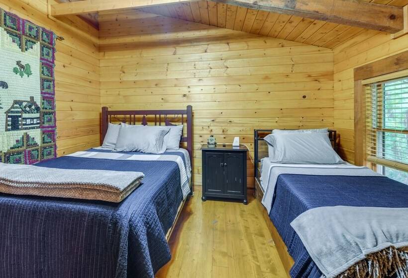 Cozy North Carolina Cabin W/ Hot Tub & Fire Pit!