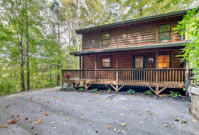 Cozy North Carolina Cabin W/ Hot Tub & Fire Pit!