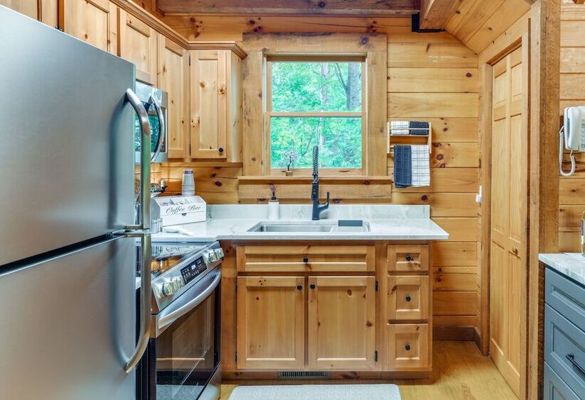 Cozy North Carolina Cabin W/ Hot Tub & Fire Pit!